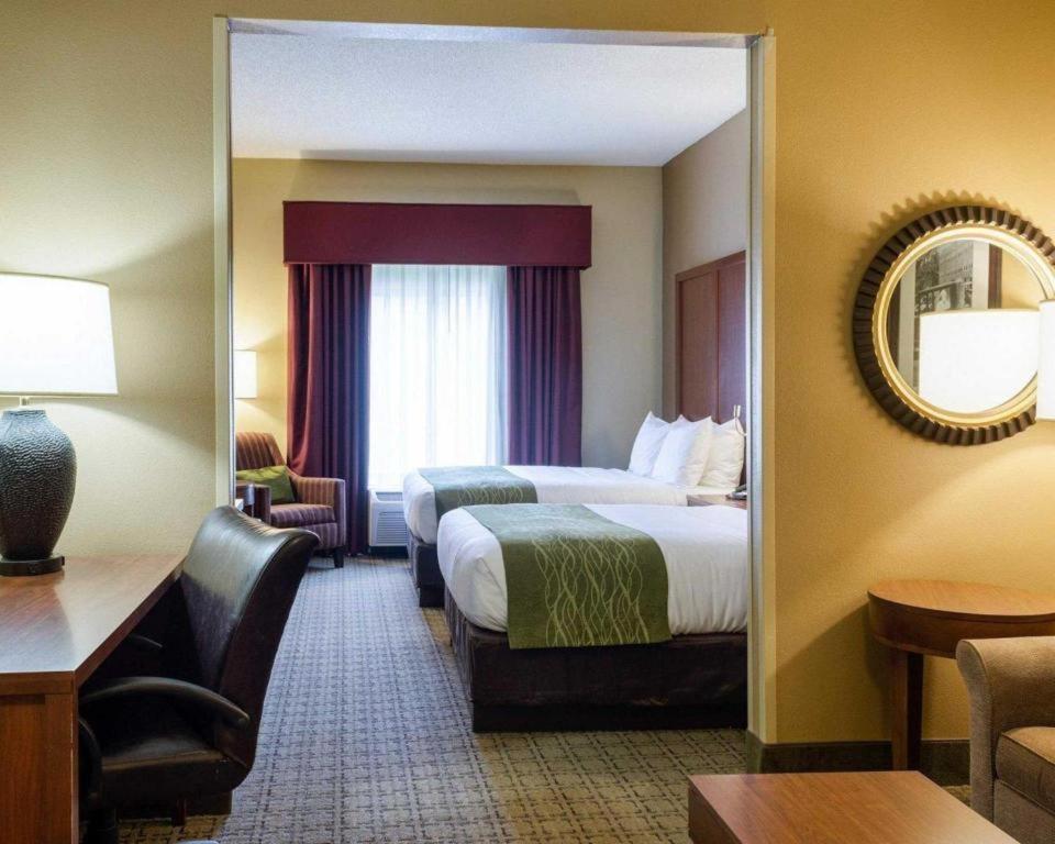 Comfort Suites Starkville Bagian luar foto