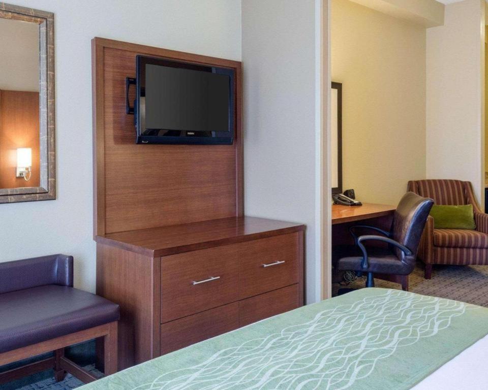 Comfort Suites Starkville Bagian luar foto