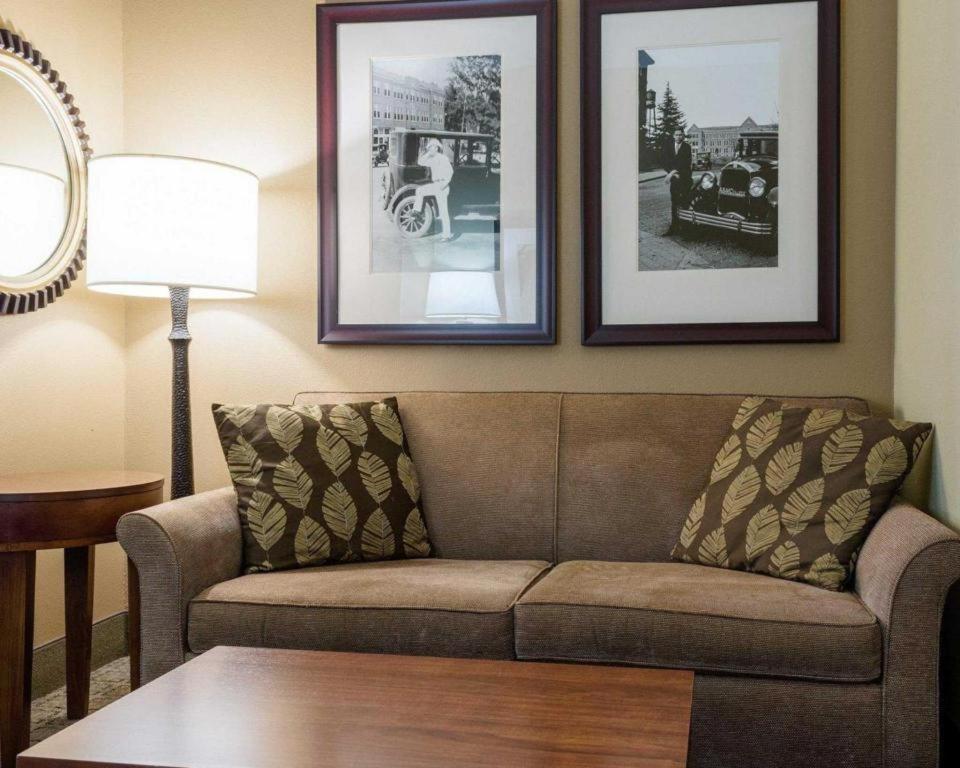 Comfort Suites Starkville Bagian luar foto