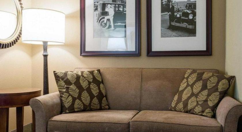 Comfort Suites Starkville Bagian luar foto