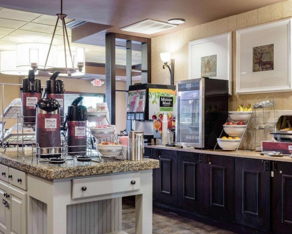 Comfort Suites Starkville Bagian luar foto